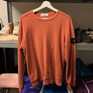 Stone Island Crewneck- Brick - WTS Stone Island Crewneck- Brick Storlek: Small Skick: 9/10 Pris: 1200:-    Vänligen hör av dig vid frågor eller önskemål om mer bilder osv.