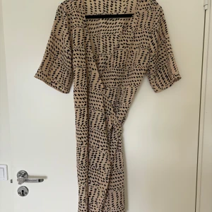 Söt sommarklänning  - Jätte söt sommarklänning, aldrig använd då den inte passar min stil, går precis till knäna