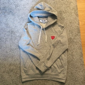 Comme des Garçons hoodie S - Säljer denna feta cdg hoodie då den var för liten för mig använd endast 3 gånger så den är nästintill helt ny 999kr