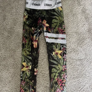 Stronger byxor - Köpt för länge sedan och ganska mycket använda men i fint skick💗