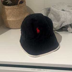 Ralph Lauren bucket hat, kan väcklas ut och in för att byta färg. Skick 8/10.