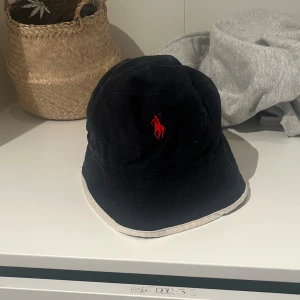 Ralph Lauren bucket hat. 2 i 1 - Ralph Lauren bucket hat, kan väcklas ut och in för att byta färg. Skick 8/10.