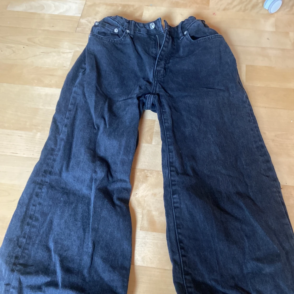Grå jeans