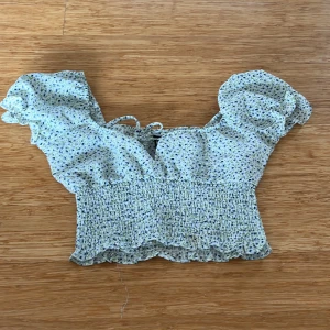 Blommig topp - Väldigt bra sick använt 1gång