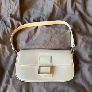 Vit väska💖 - Vit axelväska💖💖💖