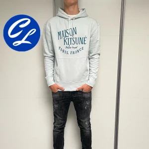 Maison Kitsune Hoodie (HELT NY) - Maison Kitsune Hoodie | Skick: 10/10 (HELT NY) | Strl M | Pris - 1399 | Tags sitter kvar | Fraktar via Postnord eller Instabox på köparens bekostnad | Hör av dig vid minsta fråga eller fundering!
