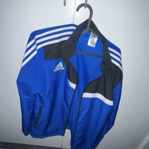 Adidas windbreaker - Säljer den här för att den inte används. Använd fåtal gånger hör av er om ni ha några frågor
