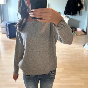 Går stickad tröja  - Säljer denna super fina gråa tröjan då den inte kommer till användning!💞