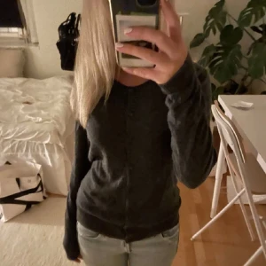 Mörkgrå kofta - Mörkgrå kofta som inte kommer till användning längre 💓