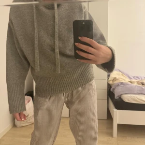 Populär stickad hoodie - !INTRESSEKOLL! Funderar på att sälja denna populära stickade hoodie från Zara, som är slutsåld☺️💞 Den är i storlek M men passar även S. Skriv gärna hur mycket ni hade lagt på den!💞