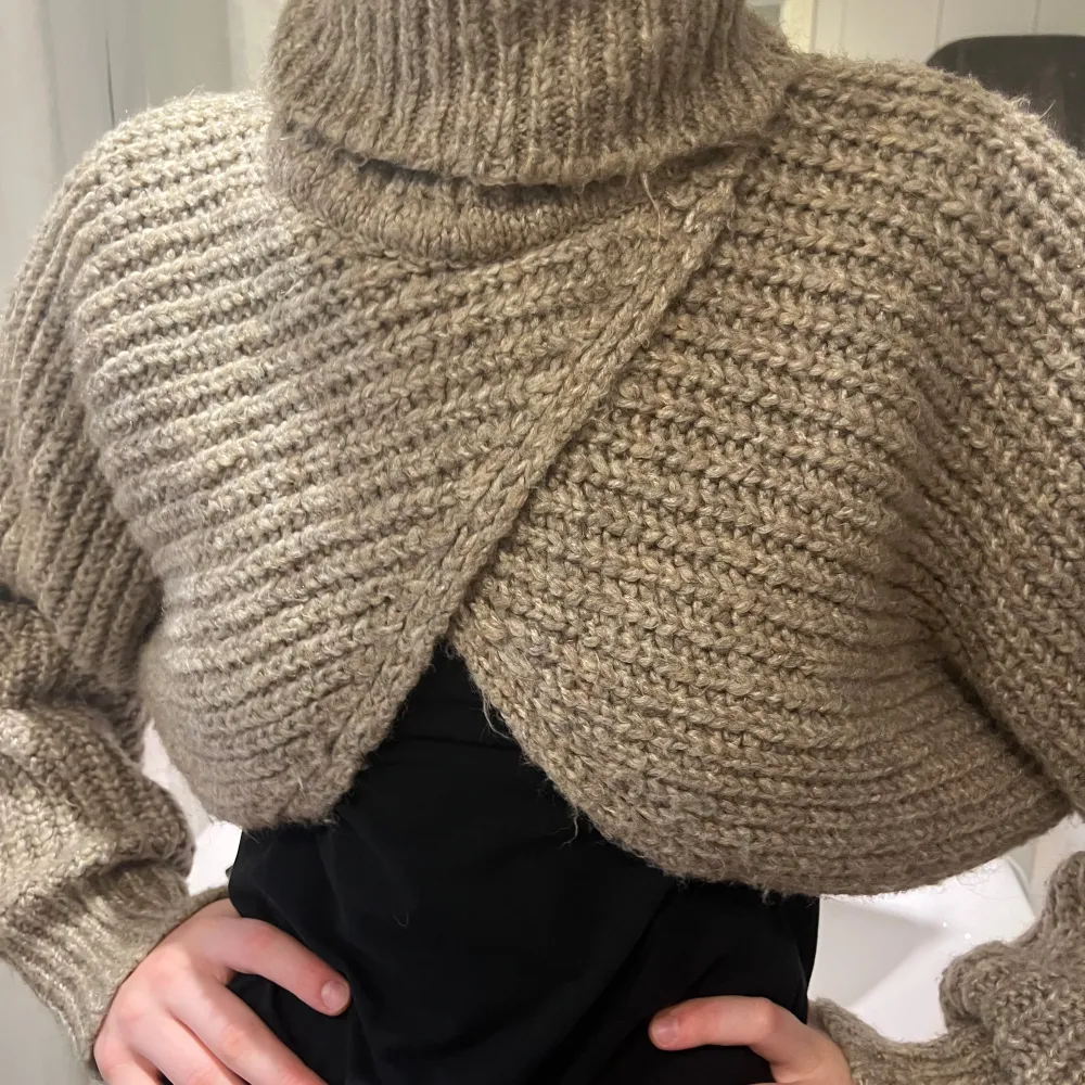 Beige bolero från Zara, storlek M, knappt använd, bra skick 🤍. Stickat.