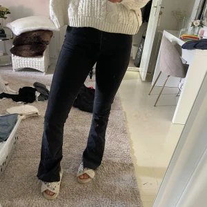Jeans med slits - Superfina grå/svarta jeans med slits från zara. Använd med i bra skick. Väldigt långa på mig som är 175cm, utsvängda.