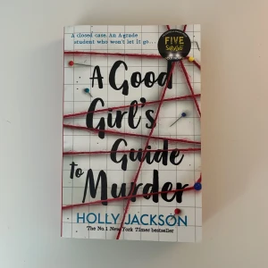 Bok - A Good Girl’s Guide to M*rder av Holly Jackson, otroligt spännande och bra bok!! 💗 Kolla gärna in andra böcker jag säljer på min plick 🙏🏻