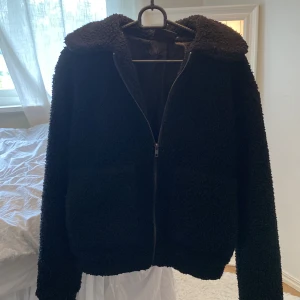 Teddyjacka - Svart Teddyjacka med fickor 🖤passar till allt 