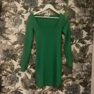 Grön urringad klänning  - Använd 2 gånger 