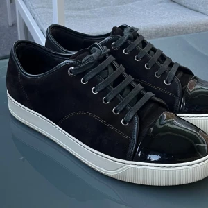 Patent Cap Toe Sneaker - Lanvin Patent Cap Toe UK 9 / 43-44 Liten defekt på framsidan av vänster sko Skick 8/10 2100 + 📦 Allt gott , Hannes ✌🏼