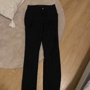 Kostymbyxor  - Högmidjade byxor som inte kommer till användning🖤liten defekt som ni ser på bild 2 men de går säkert och få bort 