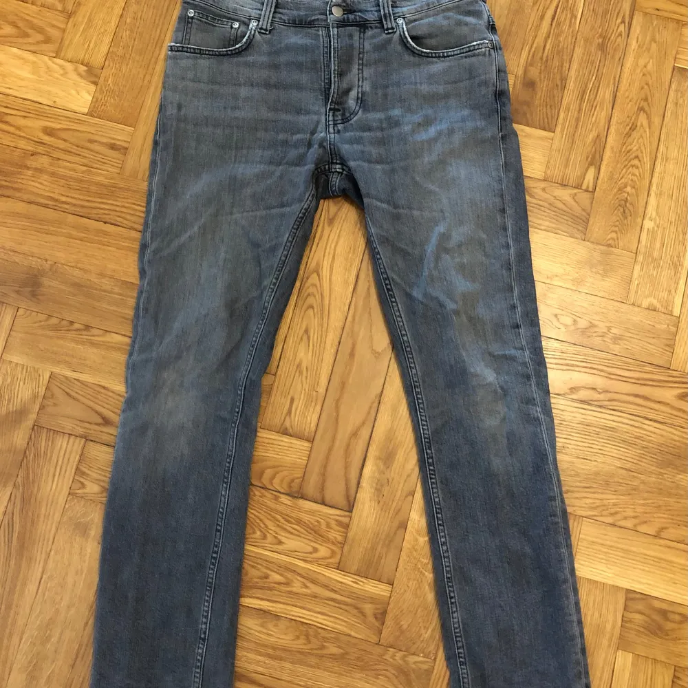 Säljer ett par riktigt schyssta Nudie jeans då de är lite för korta för mig. Slum i passform men inte klistertajta. 👌Storlek W30 L30. . Jeans & Byxor.