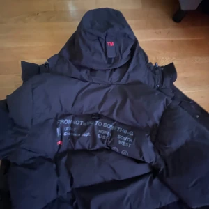 Hoodrich jacka  - Säljer min jacka den är varm har använt den Max 3 gånger, kan gå ner med pris 