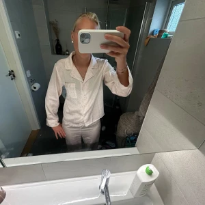 Pyjamas  - Så söt pyjamas från Gina tricot. Nästan oanvänd. Jag är 168 och de är långa på mig🤗