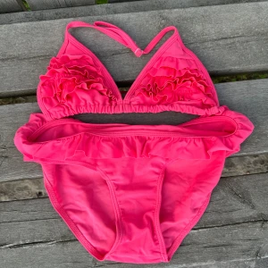 4 bikinis - Säljes för 40kr/st eller alla för 100kr :) Varierande storlekar, bikinin på första bilden är i storlek 158-164, bikinin på bild 2 är i storlek 170, den på bild 3 är i S och sista är i XS :)