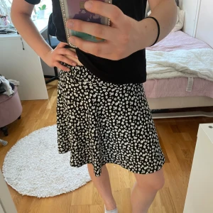 Blommig kjol  - Bra skick 