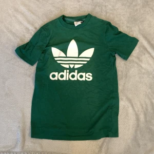 Addidas T-shirt  - Lite tajt vid armarna 