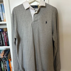 Ralph Lauren tröja - Ralph Lauren ”rugbytröja”. Fint skick och använd fåtalet gånger. Storlek Xl.