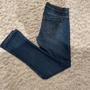 Dondup jeans  - Tja säljer nu ett par dondup jeans i modellen George för endast 850kr dom är storlek 33 och jag köpte dom för 4000 helt nya och dom är inte använda mycket alls om du har några funderingar eller frågar är det bara att skriva😁