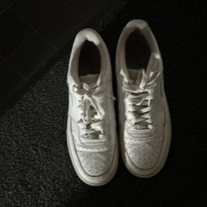 Air forces  - Säljer dessa airforces, använda men inte så farligt, de har en liten crease 