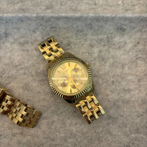 Klocka - Säljer denna klocka. Väldigt sparsamt använd utan några defekter. 💕