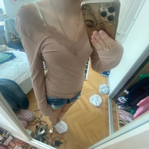 rosa spets tröja - jätte fin rosa tröja med öppenrygg o spets! Nästan helt oanvänd och liknar ’intimissimi’ stilen. Storlek M men passar mig som är S. Skriv till mig för frågor!💓