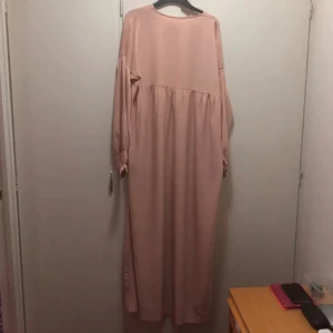 Ljud rosa abaya - Väldigt stor på mig. Typ L, XL i storleken 