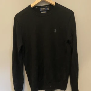 Ralph lauren stockad tröja - Säljer den a Ralph lauren stickad tröja. Två ihopsydda hål vid armen som är ganska små annars inga defect. Passar xs/s