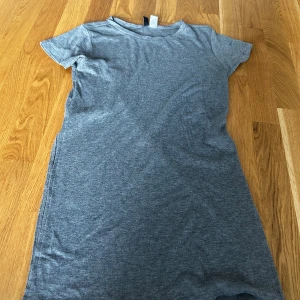 Lång t shirt med slit - Lång t shirt med slits på sidorna