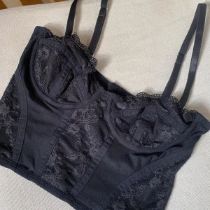 Topp - Topp från HM med spets, bralette liknande o super snygg att ha under kavajer. Storlek xs🥰