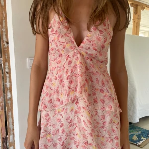  Ljusrosa sommarklänning  - Jättesöt ljusrosa sommarklänning som tyvärr inte kommer till användning längre🌸 Köpt på Zara för ca 3 år sedan, knappt använd 🌟
