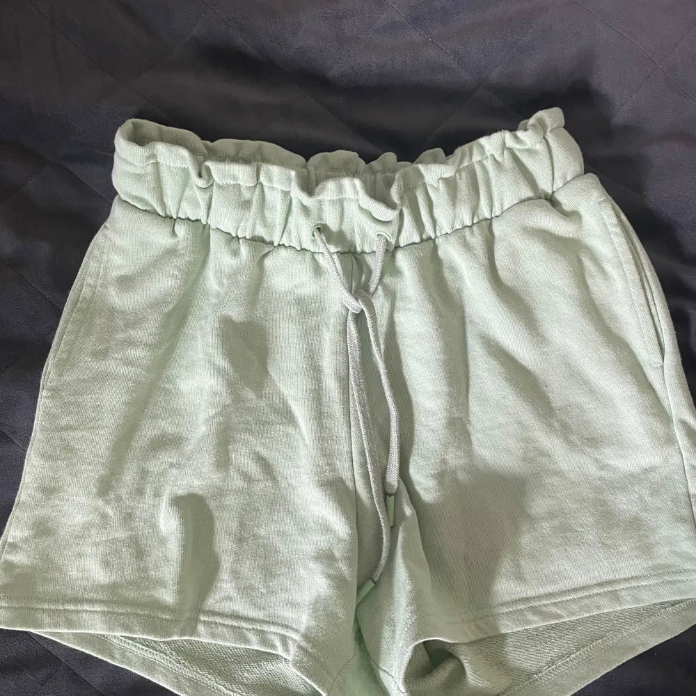 Gröna mjukis shorts. Från new yorker. Några små fläckar som du kan se på bilderna. . Shorts.