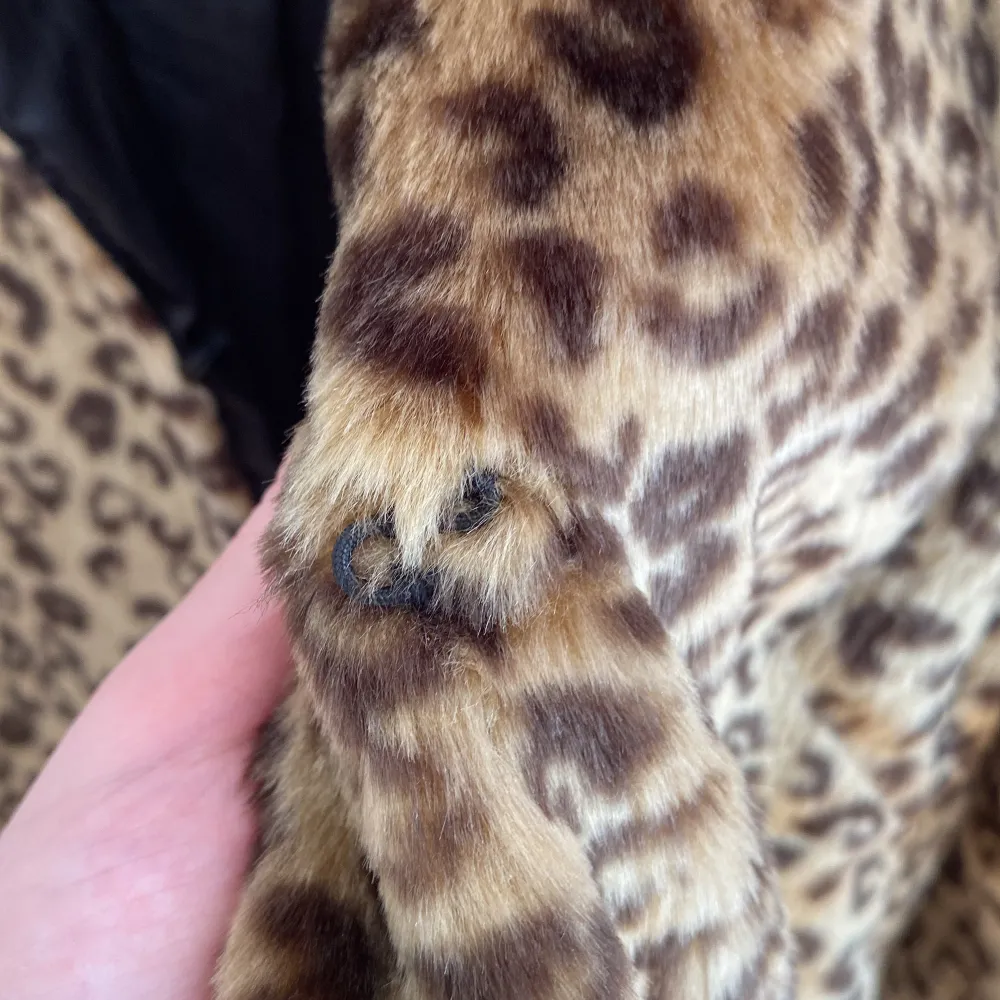 En leopardmönstrad pälsjacka från Soaked in Luxury. Jackan har långa ärmar och är tillverkad i ett mjukt och bekvämt material (polyester). Den har en normal passform och är perfekt för höst- och vintern.🍁🐆den går att knäppa hela vägen ner med väl gömda knappar🩷. Jackor.