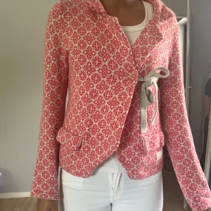 Super fin rosa kofta från oddmolly - Säljer min fina kofta från oddmolly! Koftan är i storlek 1, S men passar även XS💕