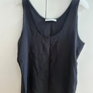 FWSS svart linne - Fall winter summer spring (FWSS) Oanvänd