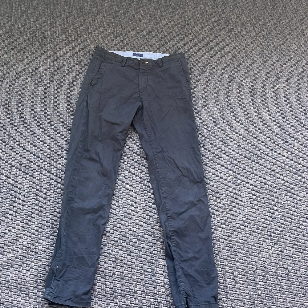 Säljer nu dessa Gant chinos i storlek 170/15 år Mitt pris:249 kr Det går att förhandla om priset🤩 Skriv vid funderingar !. Jeans & Byxor.