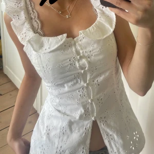 Söt blus  - Säljer detta super söta linne/blus från HM med små knappar. Använd Max 5-10 gånger. Inga defekter men tvättar de innan jag skickar  för säkerhets skull💕 storlek Xs köpt för 180