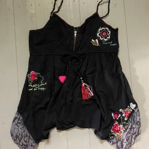 Linne - Svart linne med fina patches. Storlek 42 men skulle säga att den passar M-XL beroende på hur en vill att den ska sitta. Så fin och i bra skick men säljer för att den tyvärr inte kommer till användning. Hör av dig om du har några frågor! 