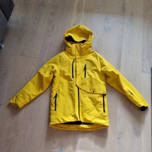 Everest skidjacka  - Jag säljer min Everest skidjacka. Den är använd men är i bra skick. Storlek 158 cm.