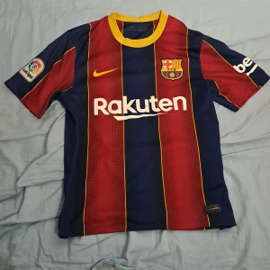 Barcelona tröja  - Tyvärr en miniskada längst ner (bild 3) Herrstorlek S