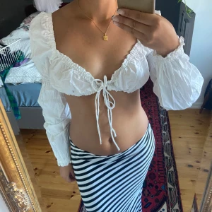 söt vit topp - säljer denna fina toppen med justerbara band som knyts fram. i nyskick! säljer även samma tröja i svart