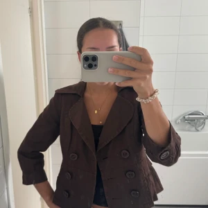 Trekvartsärmad jacka - Brun jätte fin Trekvartsärmad jacka. I bra skick.