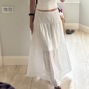 Lång vit kjol - Hejsan! Säljer denna superfina långkjolen med blommigt broderi. Den är i fint skick och bra längd på mig som är 171 cm lång❤️kan gå ner i pris vid snabb affär