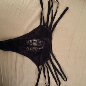 Trosor - Super snygga helt nya trosor, med 4 band på vardera sida 